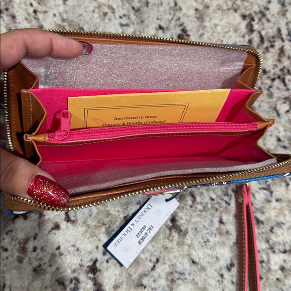 🆕Dooney & Bourke Disney Vacation Club Resorts
Zippered Wristlet Wallet